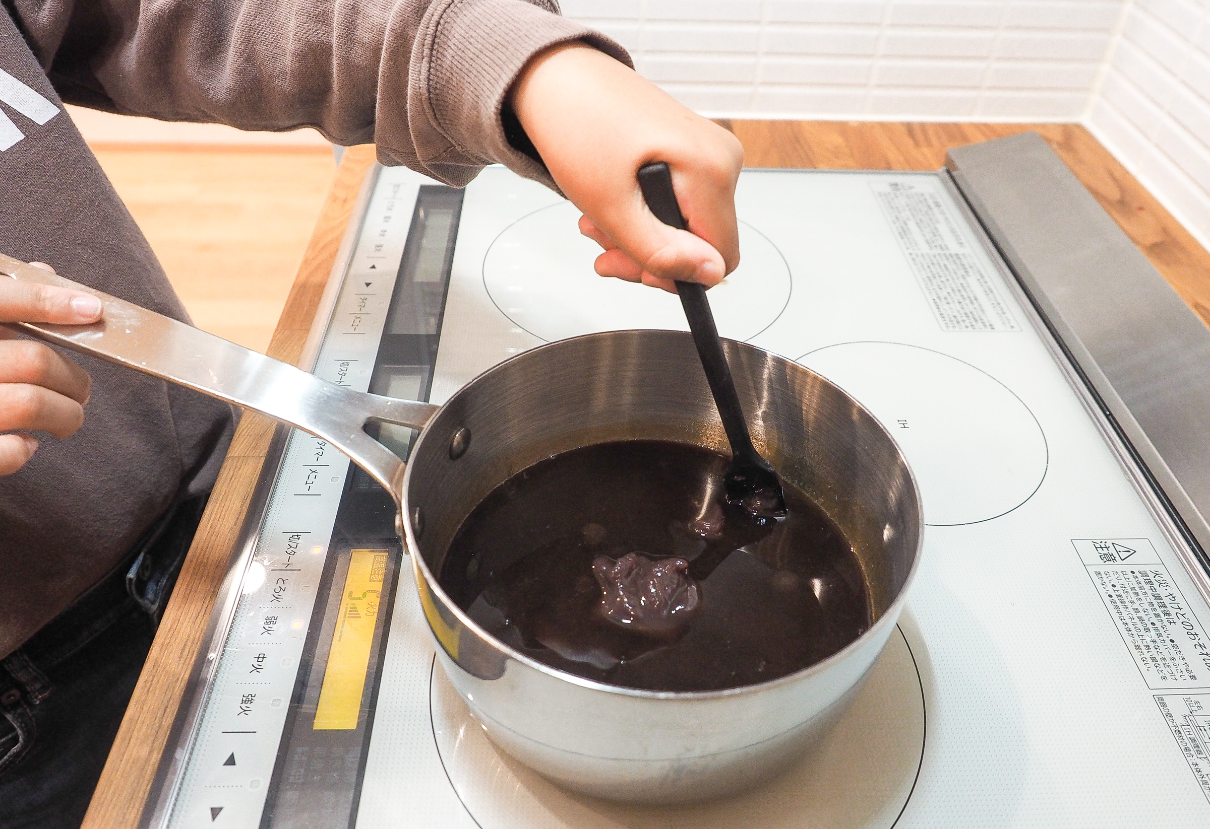 黒糖が溶けたらこしあんを加え、さらにかき混ぜまて煮溶かします。 艶のある滑らかな状態になったら、最後に塩をひとつまみ入れてかき混ぜます。