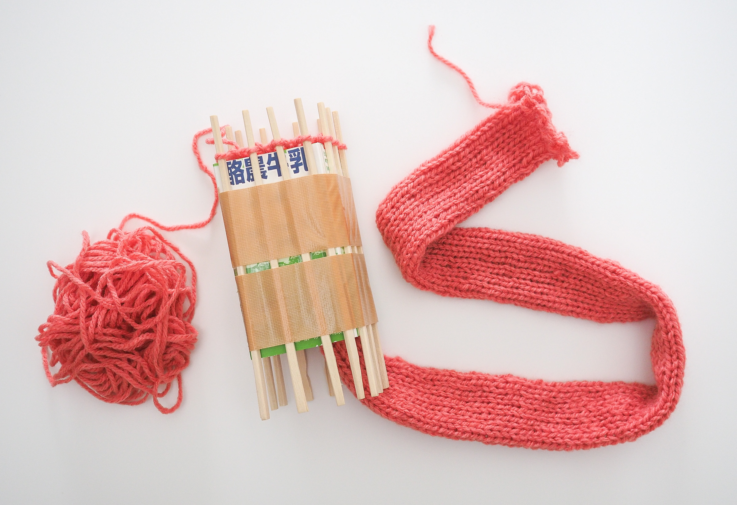 牛乳パックを使って手作りリリアン編み器で編み物にチャレンジ