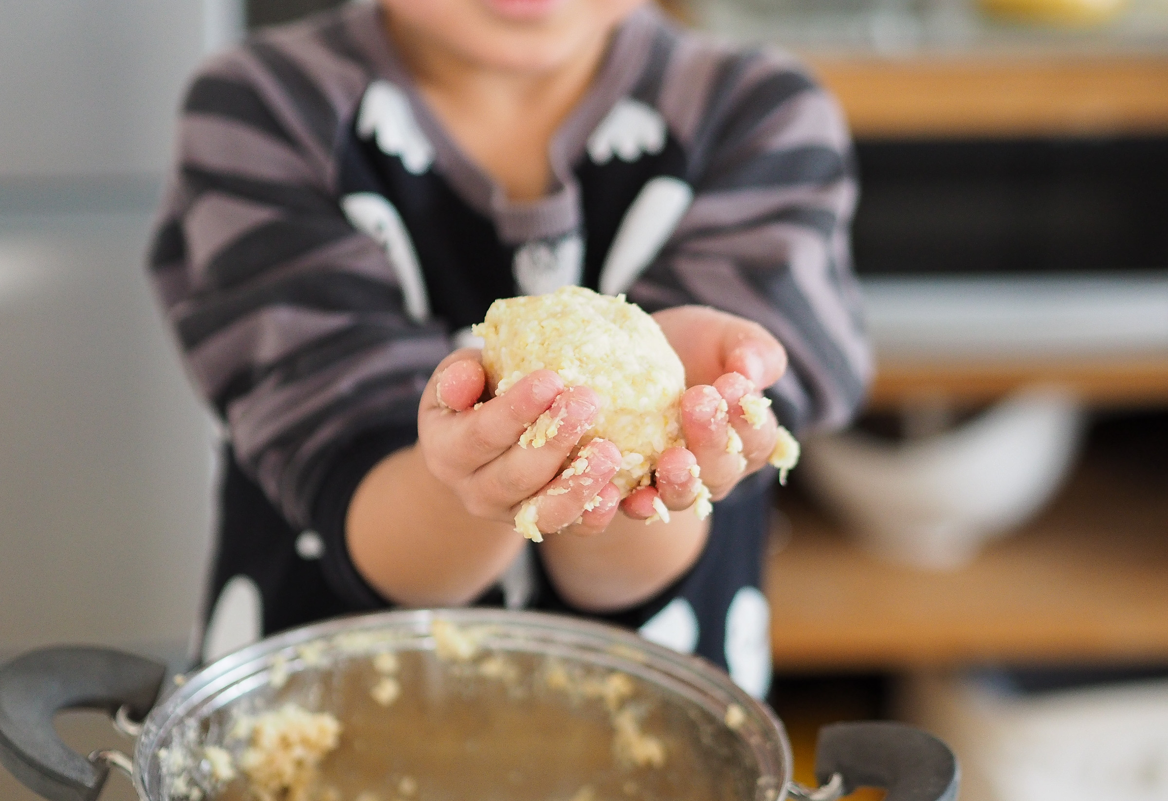 手作り味噌作り。味噌を丸めて味噌玉にする