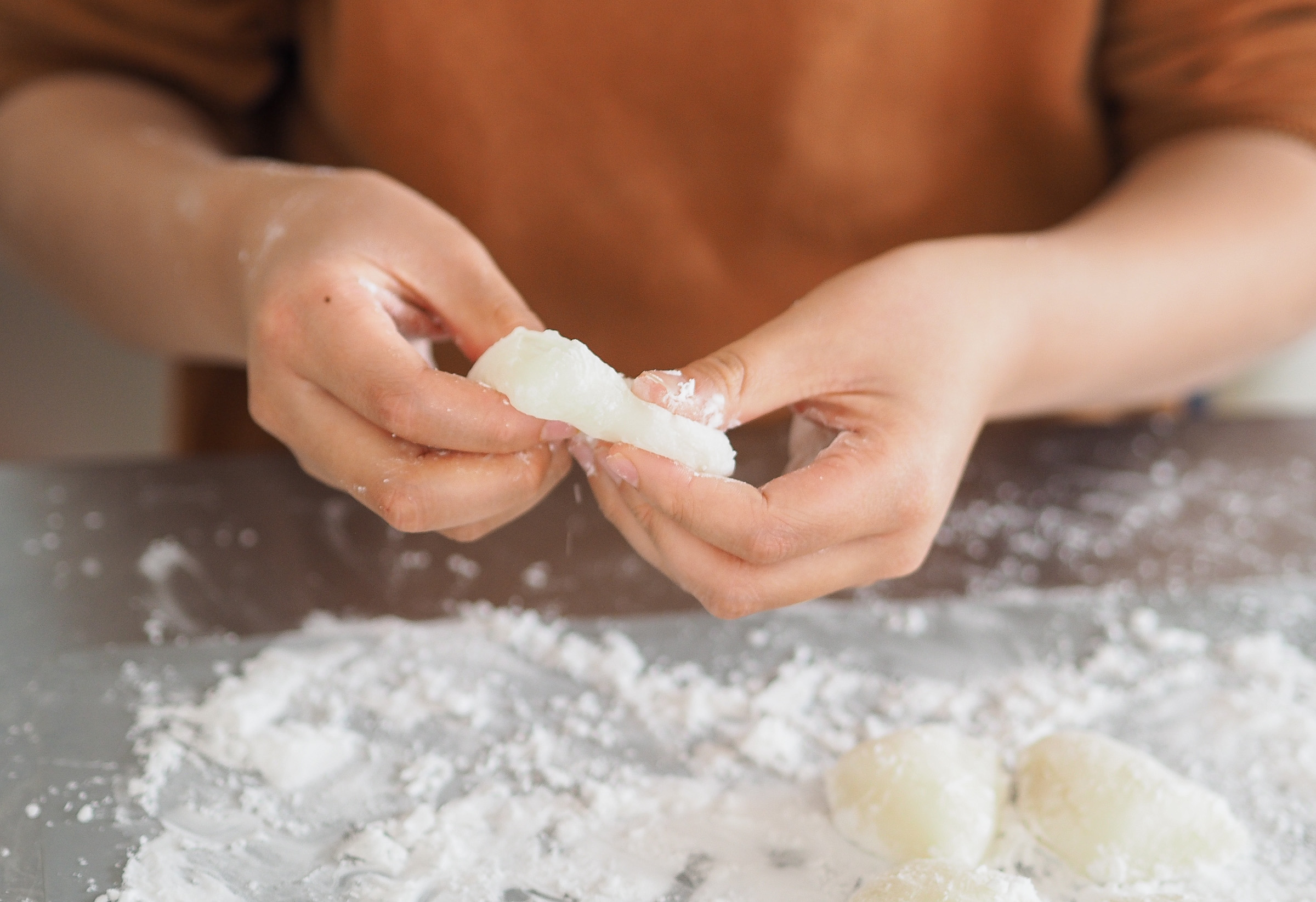 親子でいちご大福作り。求肥をのばします