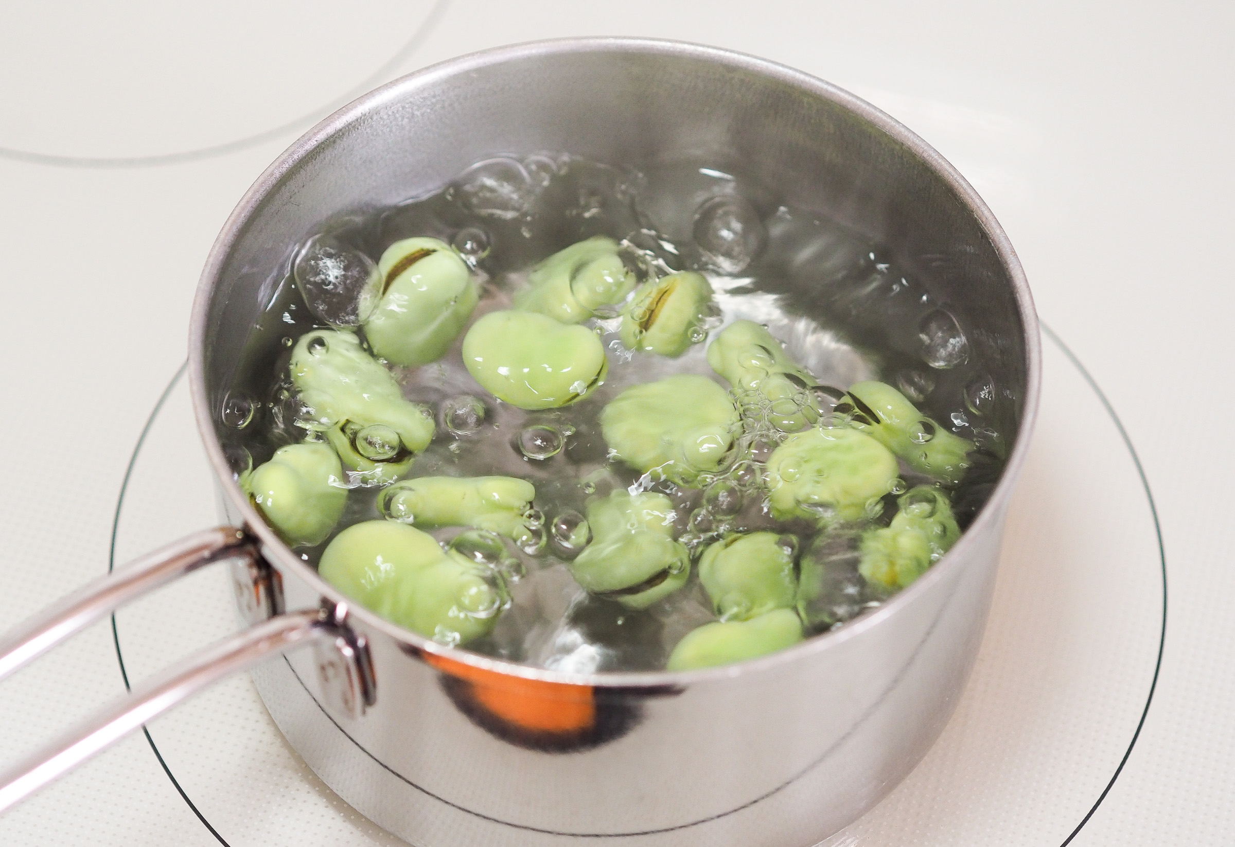 豆を全てさやから取り出したら、鍋に水を入れて沸騰させ、柔らかくなるまで茹でます。